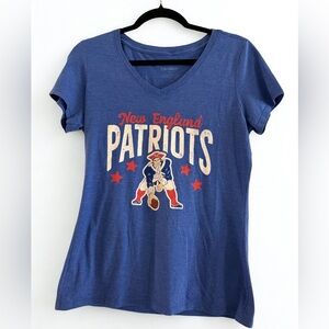 New England Patriots Women’s V Neck T-Shirt Size Medium Fanatics Blue Retro Logo
